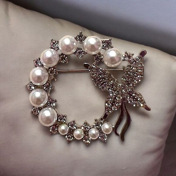Butterfly Pearl Rhinestone Silver Tone Brooch NWT - Picture 1 of 2